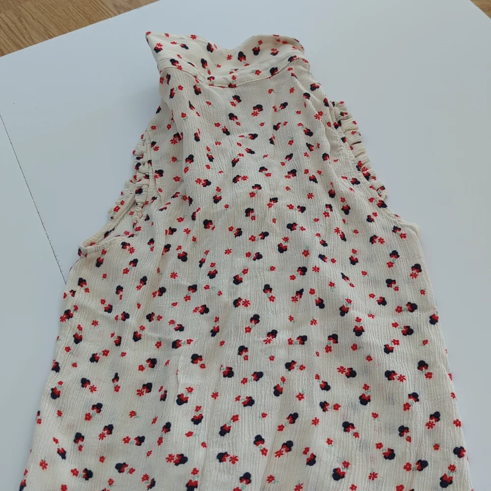 XS Lauren Conrad Disney no sleeve blouse - Picture 4 of 7